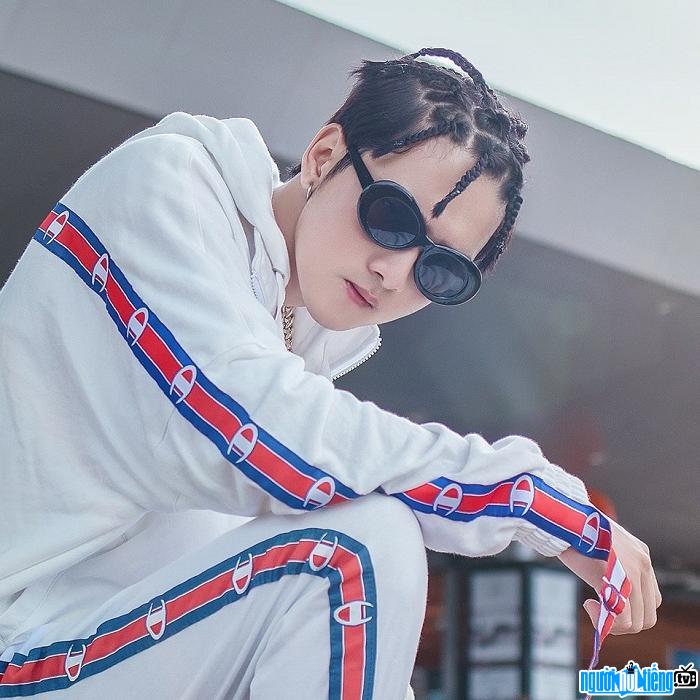 Hot boy Phạm Ngọc Anh mặc nguyên bộ đồ giống Sơn Tùng MTP