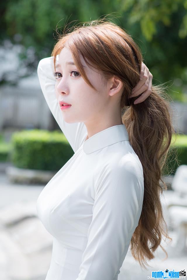 Hot girl Kim Khánh đẹp tinh khôi trong áo dài trắng