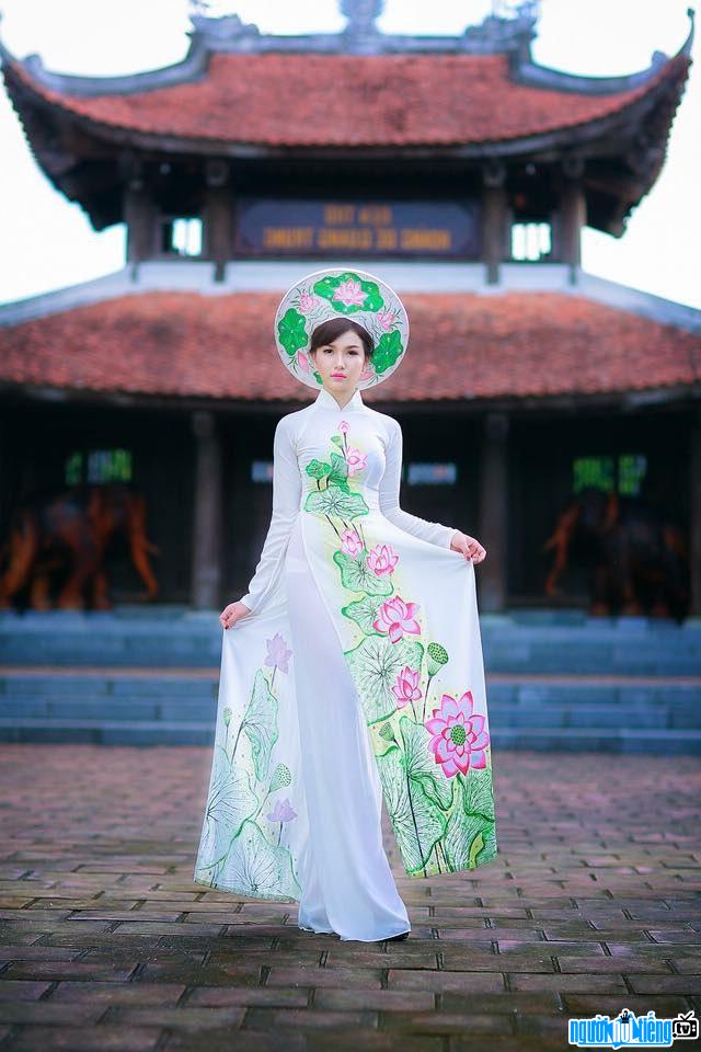 Hình ảnh Á hậu Trương Diễm Trinh dịu dàng trong trang phục áo dài