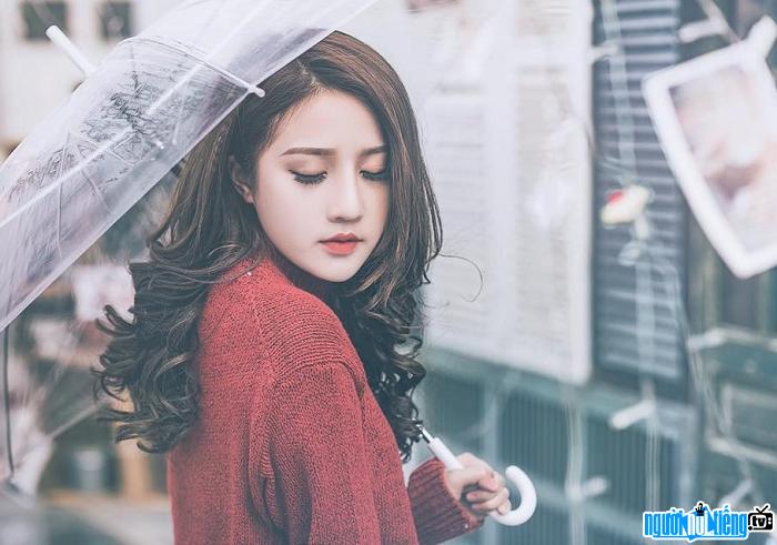  Hot girl Tran Linh Huong transforms into a rainy sister