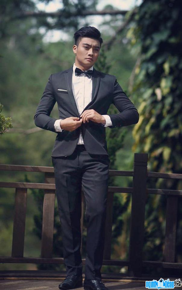 Actor Pham Hoang Nguyen is dashing with a suit