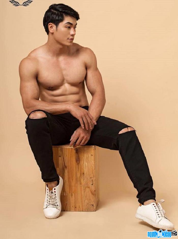 The perfect body of the fitness coach Le Van Tien