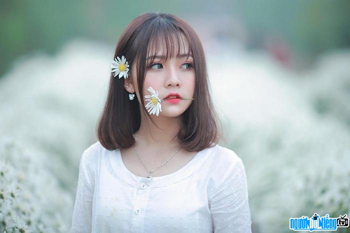  Hot girl Do Thi Hoai Linh is beautiful and gentle with daisies