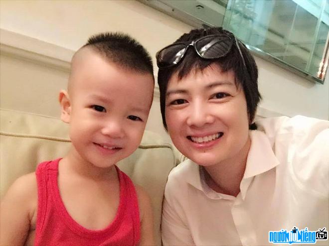  Model Thuy Vinh is happy with her son