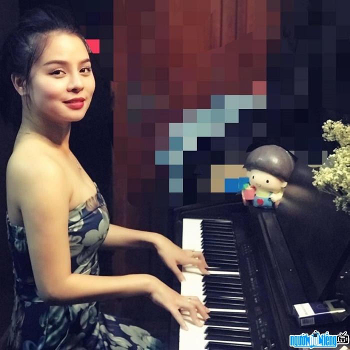  Singer Le Quynh is as beautiful as a hot girl