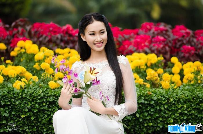  Miss Doan Hong Trang shines to welcome spring