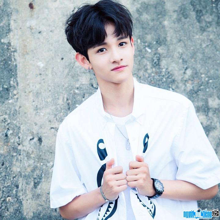  Singer Samuel Kim owns a handsome and attractive appearance.