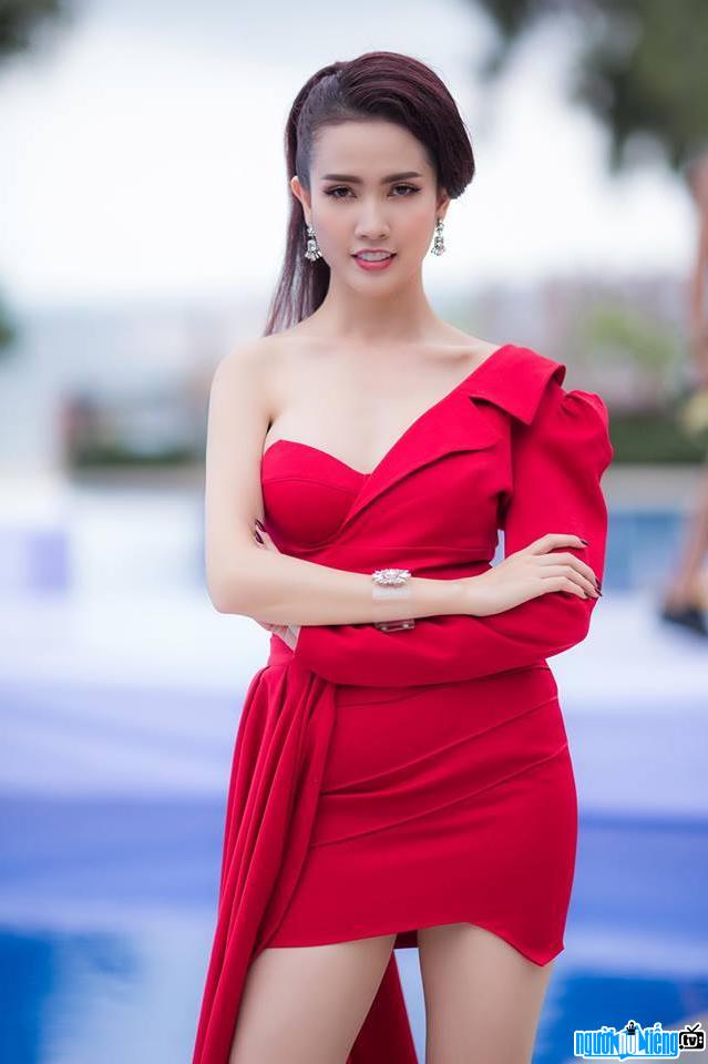  charming Phan Thi Mo with a red dress