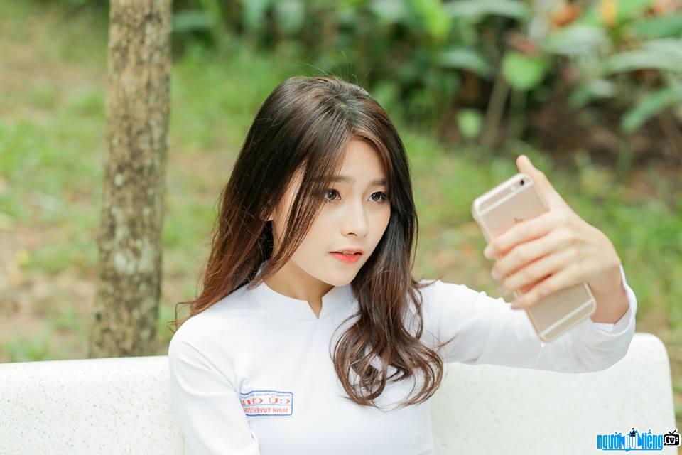  Hot girl Nguyen Thi Minh Tuyen loves taking selfies