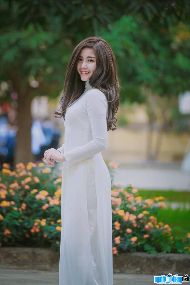 Hot girl Tran Nhat Anh is gentle in a long dress