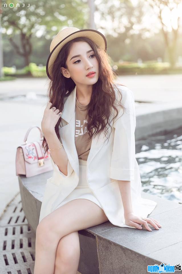 Hình ảnh hot girl Nguyễn Lâm Hoàng Quyên ngọt ngào và quyến rũ