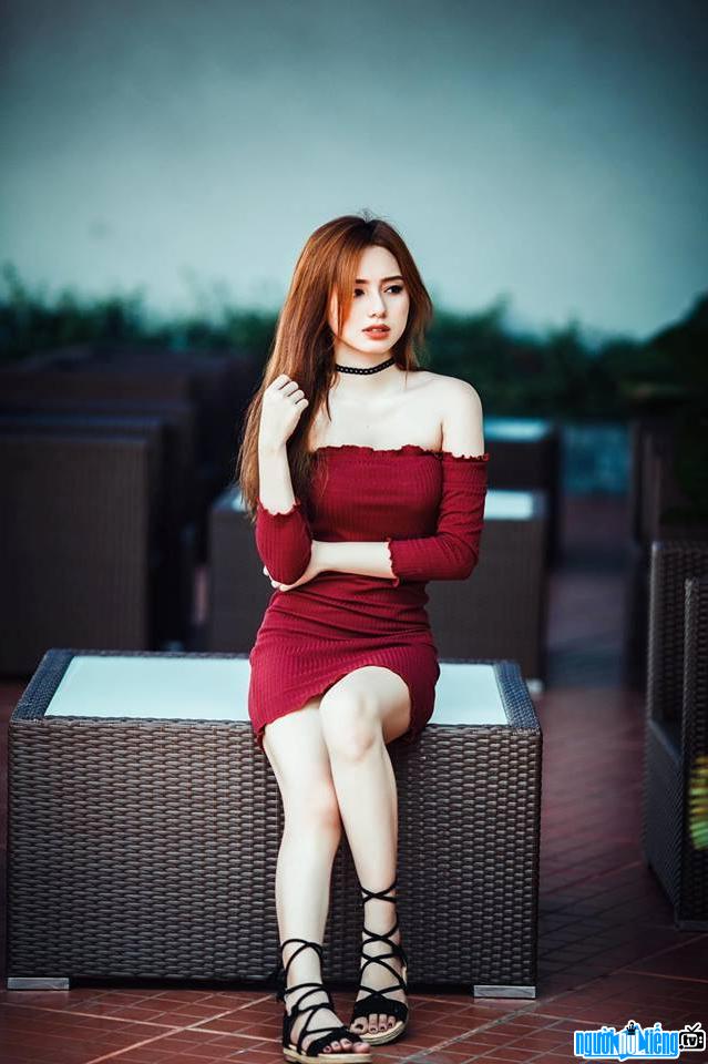 Image of hot girl Le Huynh Ngan Quynh in a skirt showing off her sexy bare shoulders