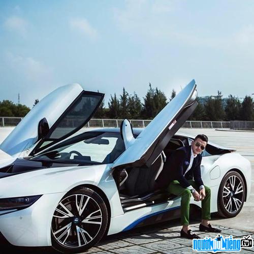 Bức ảnh doanh nhân Nguyễn Hữu Phước bên chiếc xe siêu sang của mình