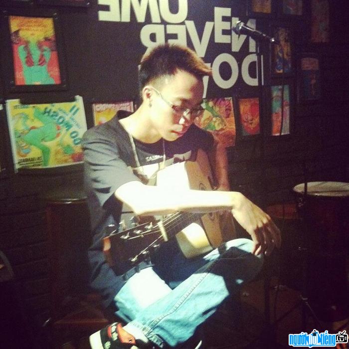 Tung Acoustic Guitarist is a famous musician and music producer in Hanoi