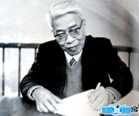  Photo of politician Pham Hung at work