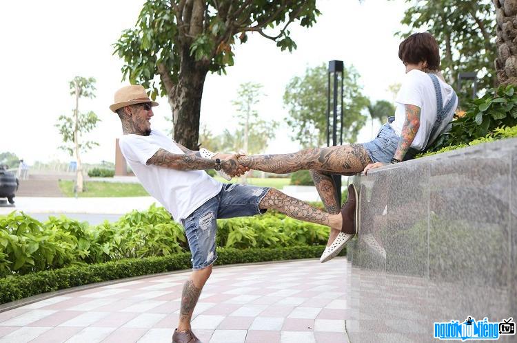  Tattoo artist Dang Vinh and his wife cover their bodies with many different tattoos