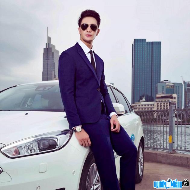  Model Nguyen Van Son is handsome and elegant in the car