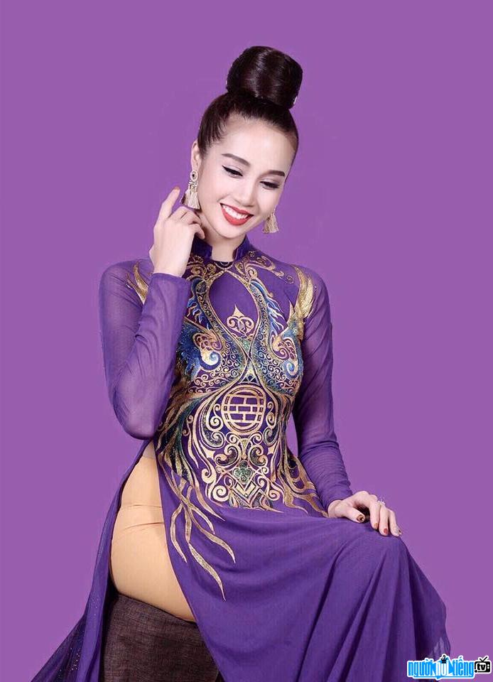  image of gentle model Le Thu An with a traditional long dress