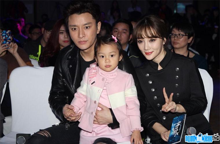 A photo of actor Ly Tieu Lo happily with her husband and daughter