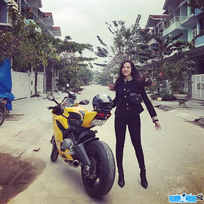  Hot girl Hoai Thuong is passionate about large displacement cars