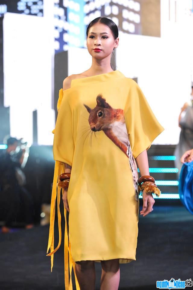 Picture of model Huynh Thanh Thuy confidently on the catwalk