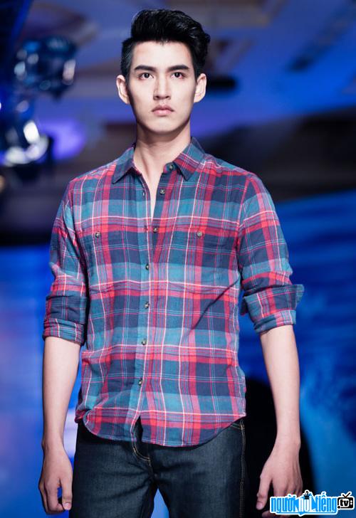  Picture of model Xuan Dien with impressive expression on the catwalk