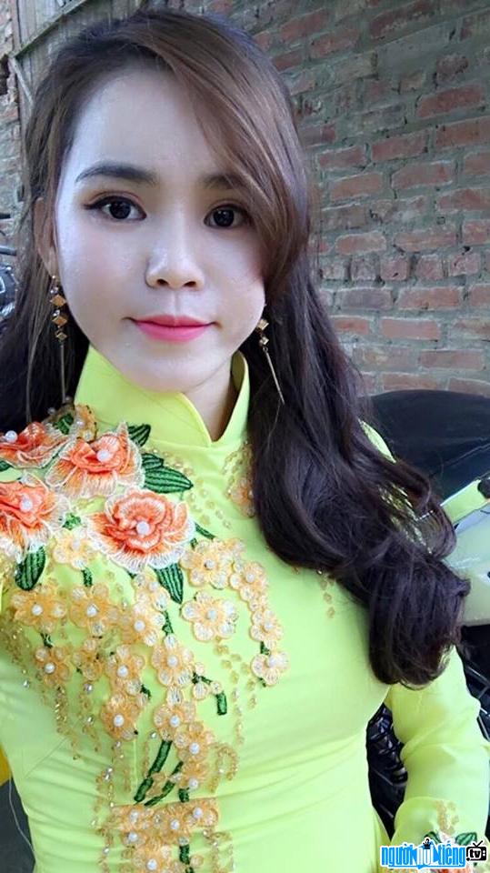  Picture of singer Linh Tuyet tenderly in ao dai