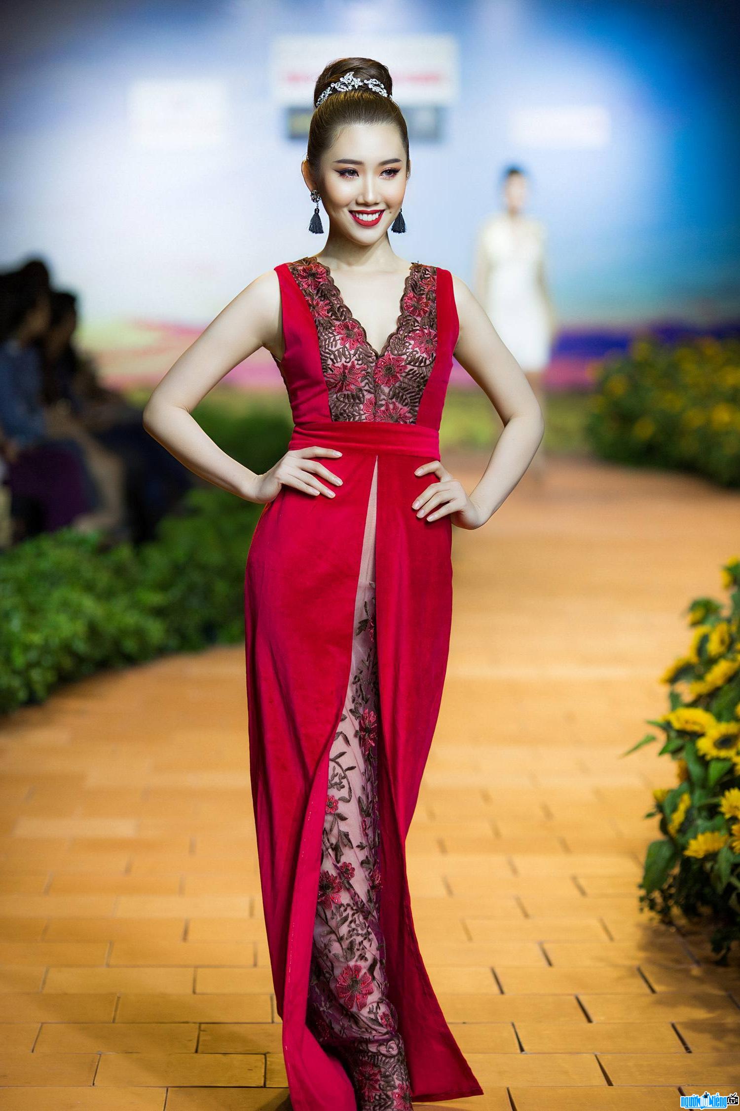 Hình ảnh người mẫu Lê Huỳnh Thúy Ngân gợi cảm với thiết kế xẻ tà