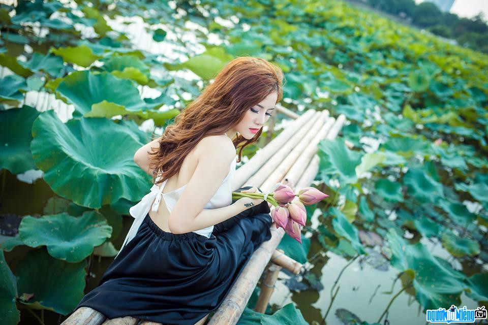 Bức ảnh DJ Linh Kem đọ sắc cùng hoa sen