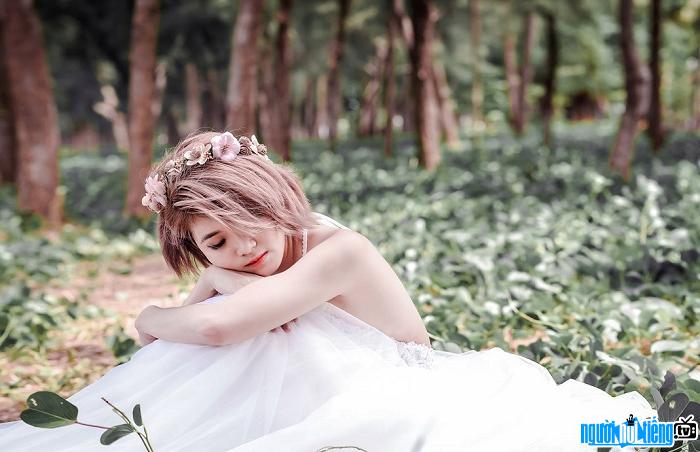 Singer Phan Yen Nhi transforms into a sleeping girl in the forest