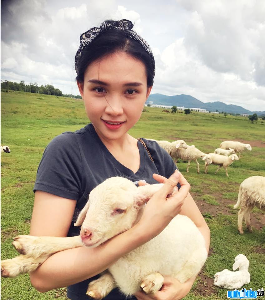A picture of actor Hong An posing with a sheep