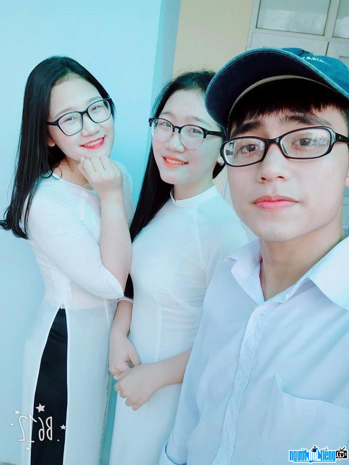  Singer Nguyen Viet Hoang (MONO) is friendly with classmates