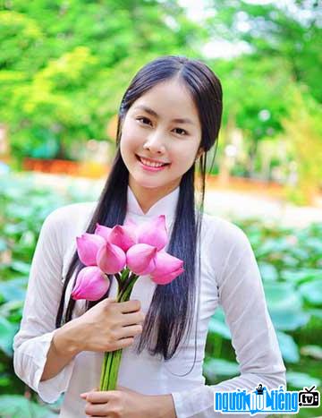  Contestant Miss Vietnam 2014 Vo Hong Ngoc Hue competed with lotus flowers