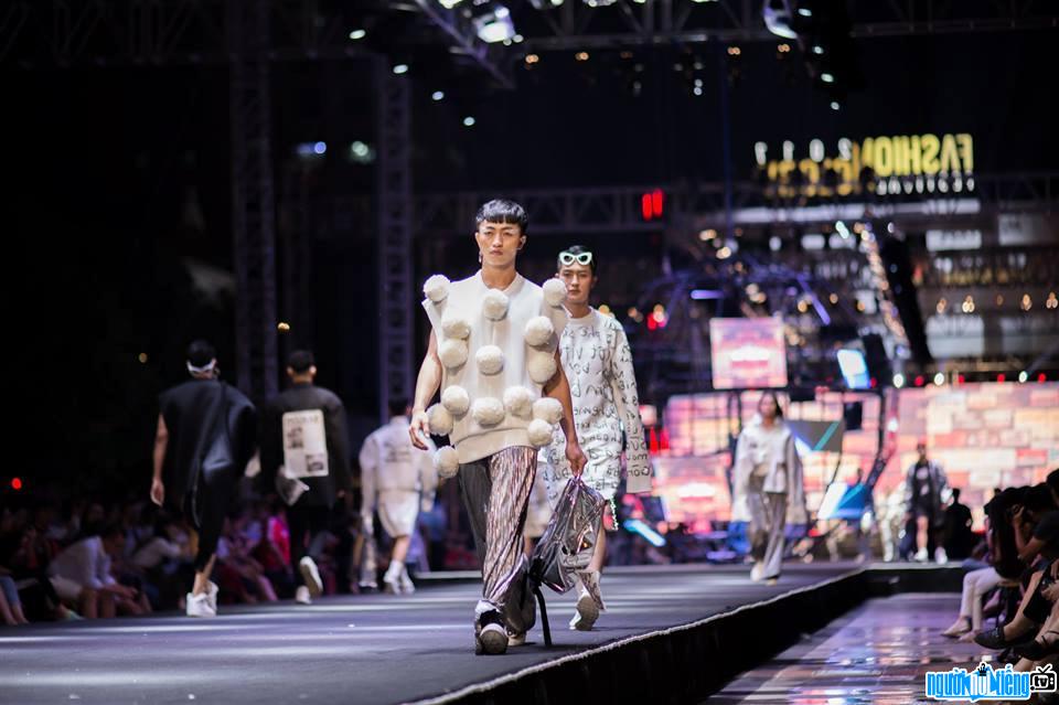  image of dancer Sung A Lung confidently performing on the catwalk