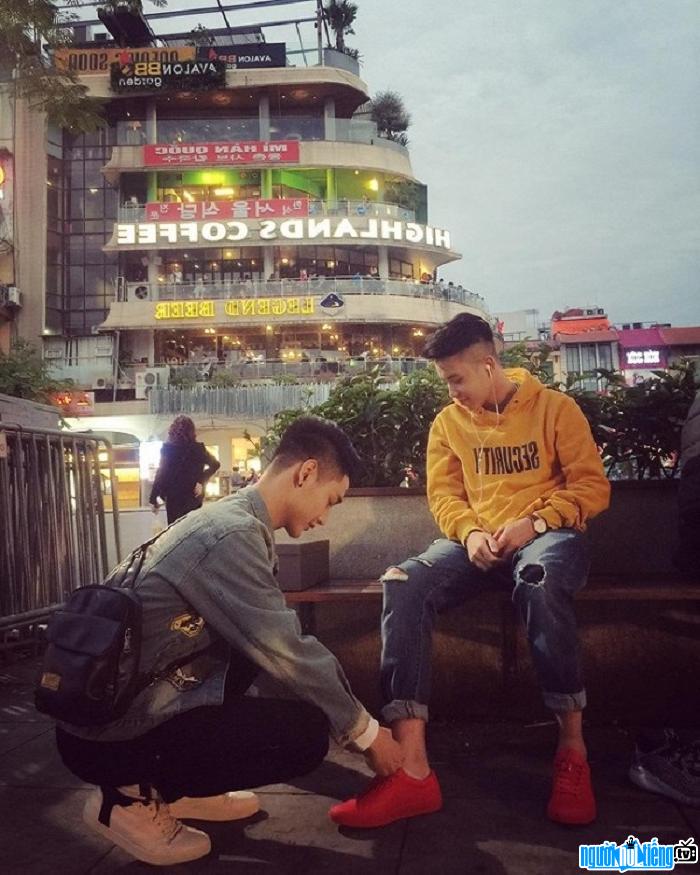 Hot boy Phạm Đức Hùng được cầu hôn lãng mạn trên phố đi bộ