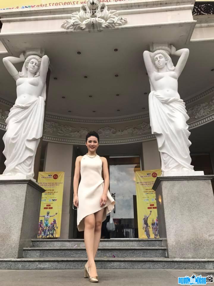 Hình ảnh MC Phan Ngọc Anh gợi cảm với chiếc đầm trắng