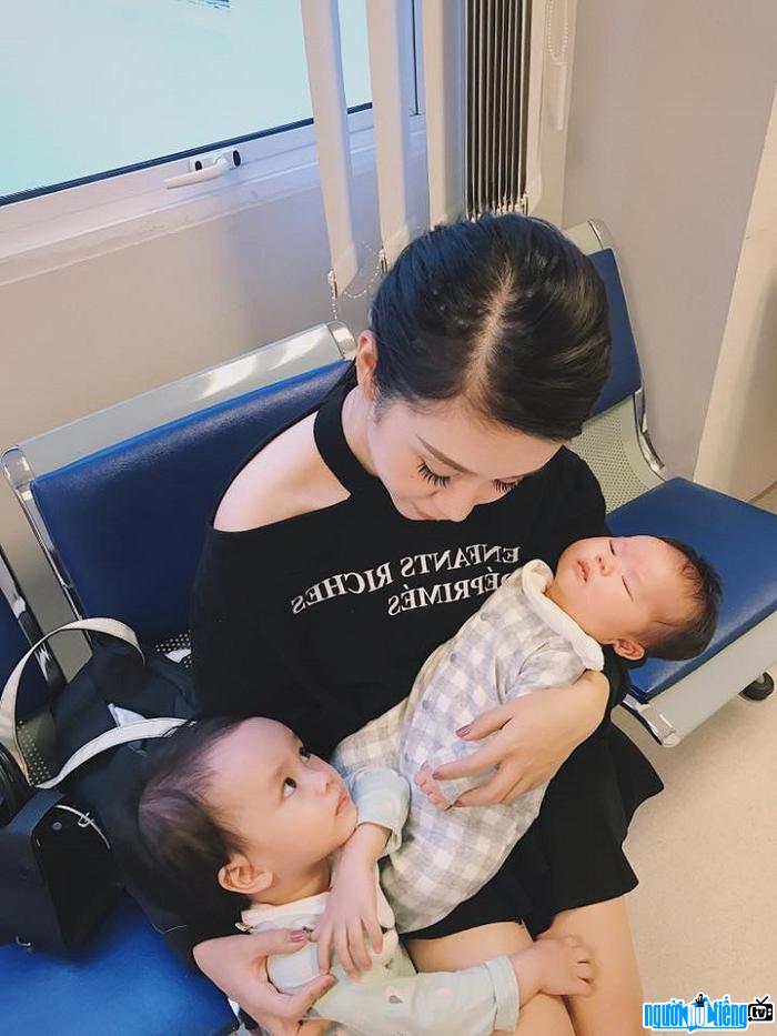  Hot girl Van Nhi is already a mother of 2 children
