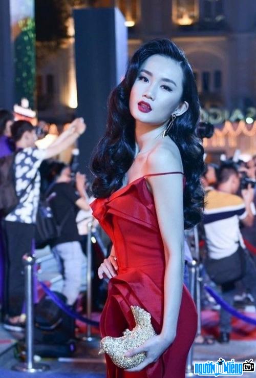 Picture of singer Hoang My An showing off her sexy curves