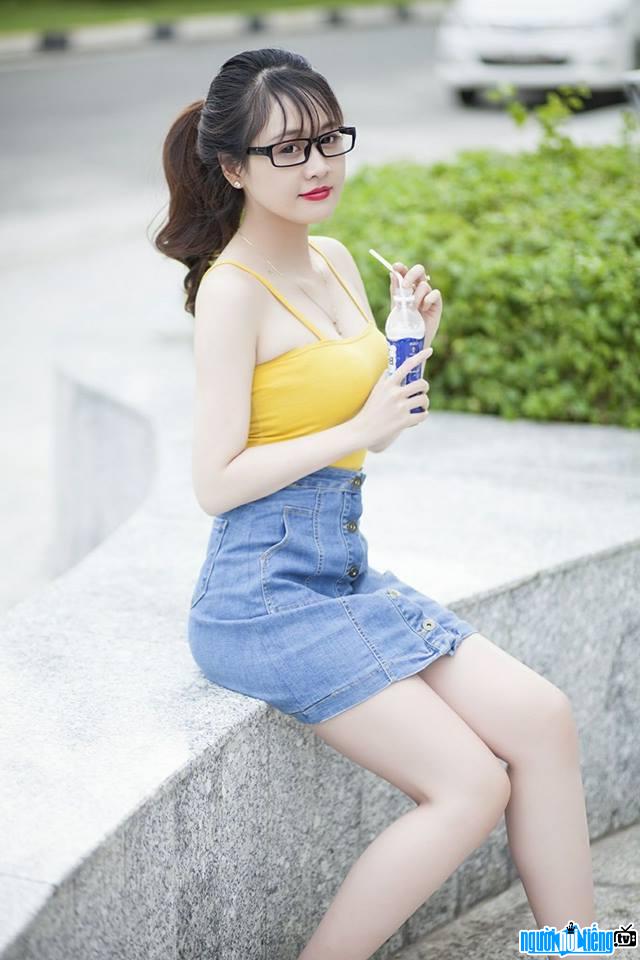 Photo model photo of Tran Ngoc Anh Tuyen dressed beautifully and confidently walking the street