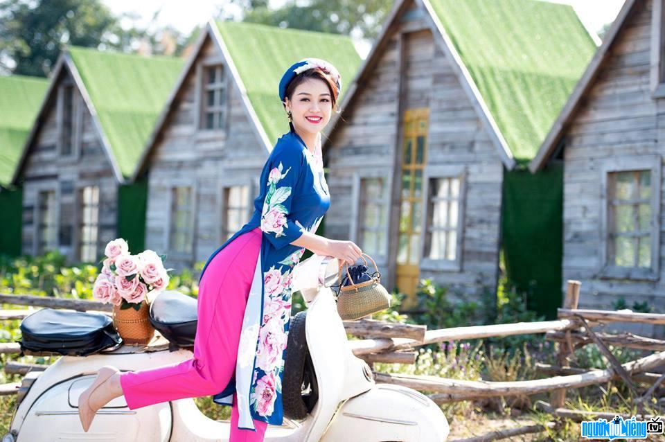 Hình ảnh hot girl Mạnh Khánh Chi trong bộ ảnh áo dài truyền thống