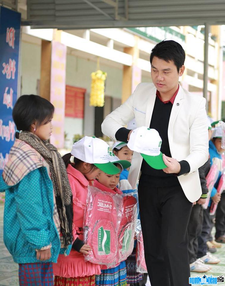  Image of singer Dao Tien Loi going to charity
