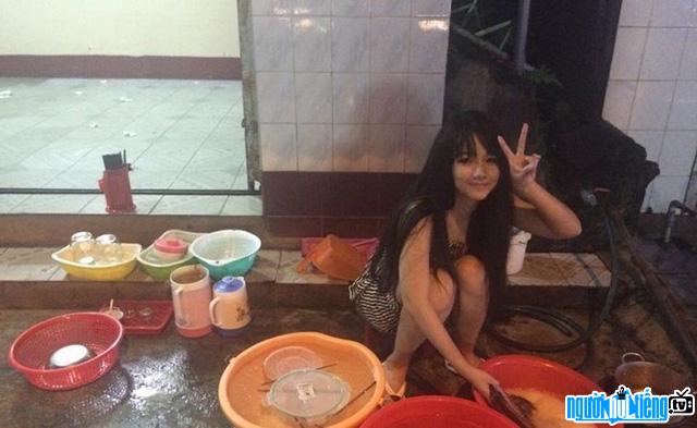 Bức ảnh hot girl Yon Dolly đang rửa bát khiến báo chí nước ngoài cũng phải đưa tin