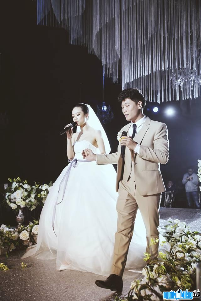 Photo of singer Pham Tung Linh and his wife on the wedding day