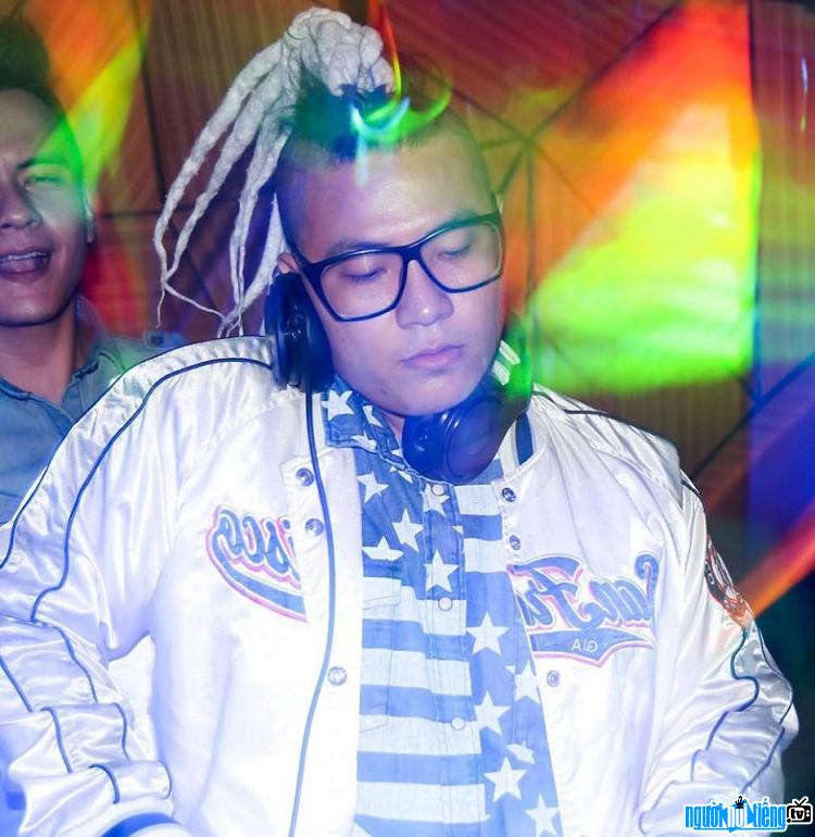 DJ Bnuts gây ấn tượng với mái tóc độc lạ