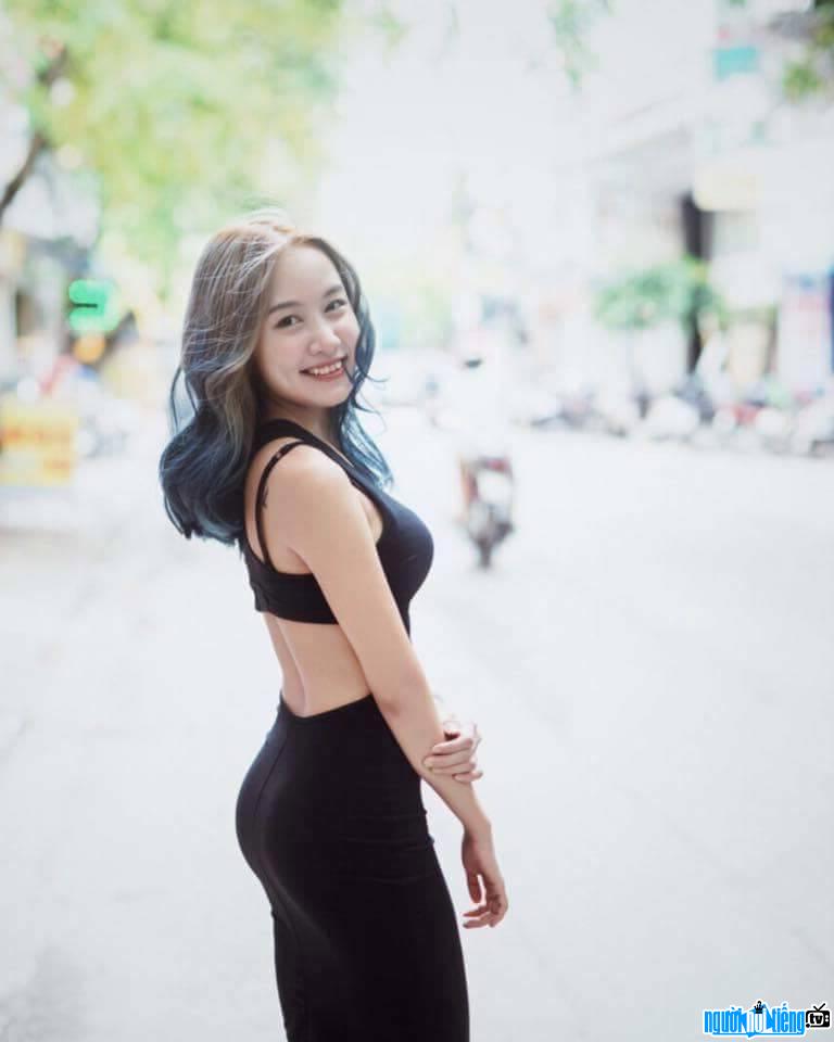  Picture of painter Le Mai Anh showing off her sexy curves