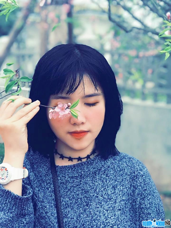 Hình ảnh hot girl Nguyễn Phương Thảo đọ sắc cùng đào