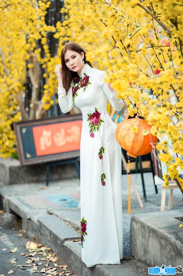 Hình ảnh người mẫu ảnh Tăng Diệu Vy dịu dàng với áo dài truyền thống