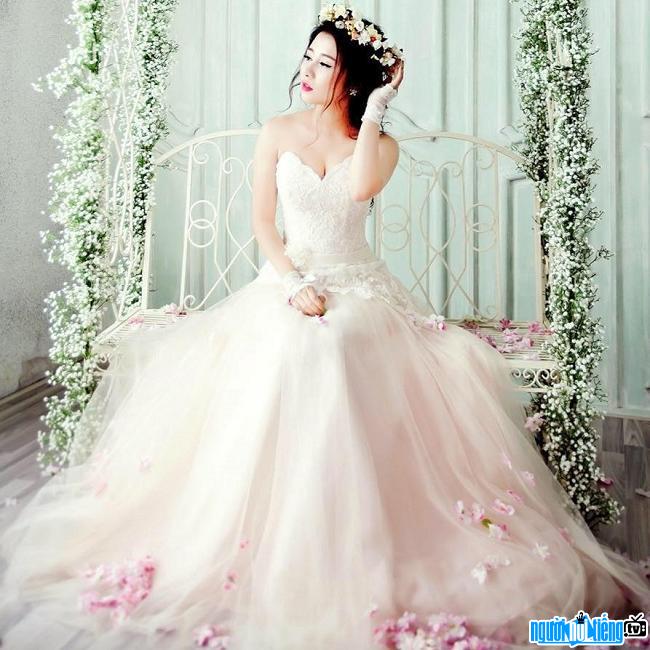  Hot girl Luc Linh Lan is radiant in a wedding dress