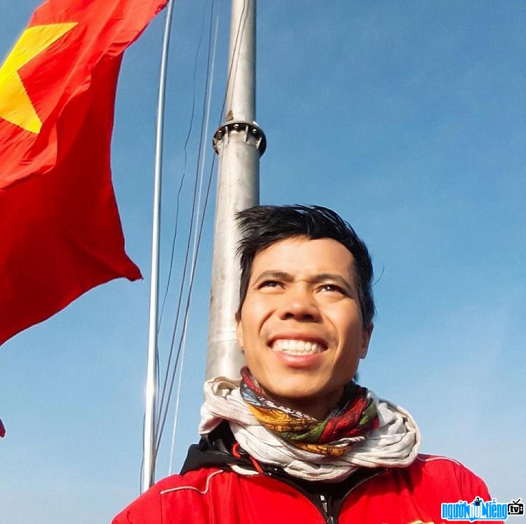 Hiện tượng mạng Hồ Nhật Hà đặt chân cột cờ Lũng Cú kết thúc hành trình đi bộ xuyên Việt