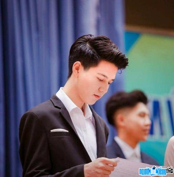  Hot boy Pham Hong Dang elegant when wearing a vest